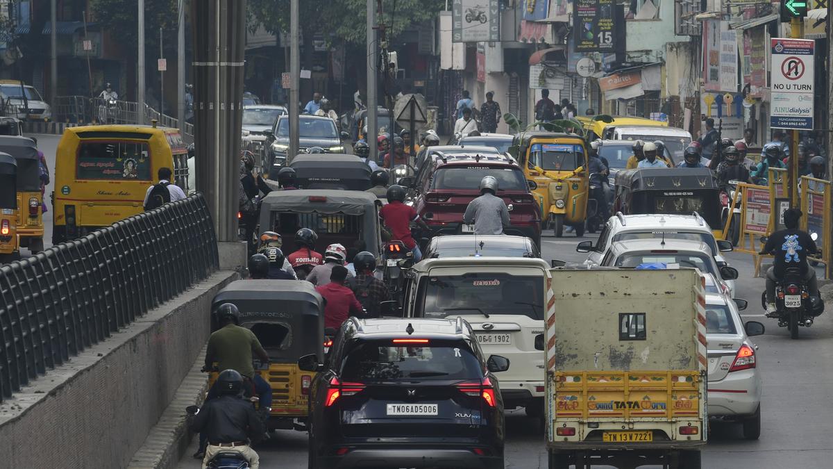 Traffic rules being violated at will at Nelson Manickam Road junction